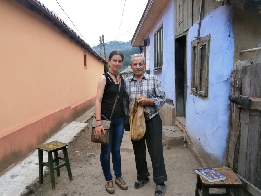 Szőnyi Vivien moldvai zenésszel terepmunka közben