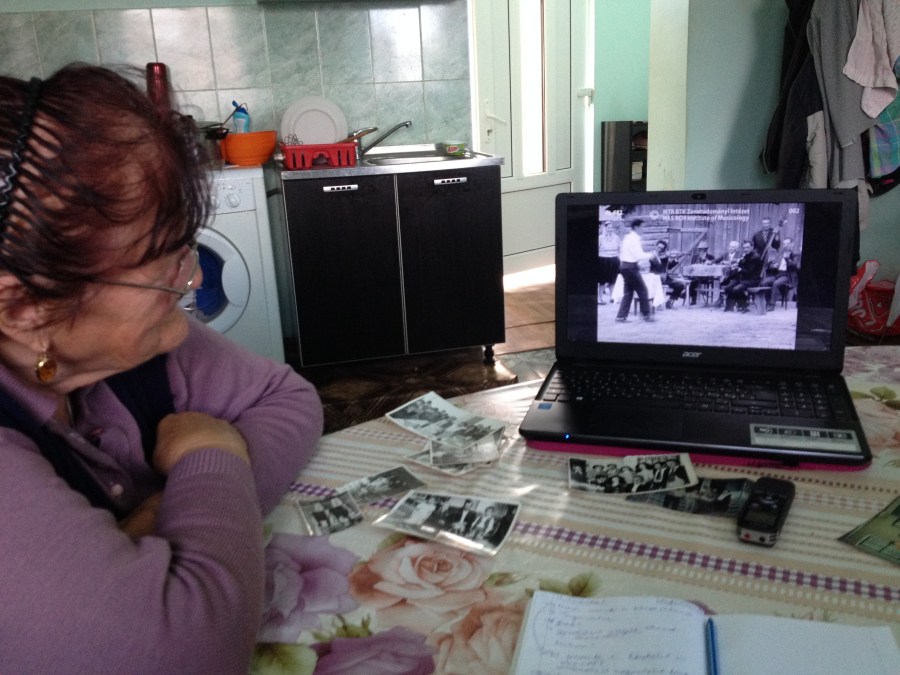 Videónézés közben. Bonchida, 2016.