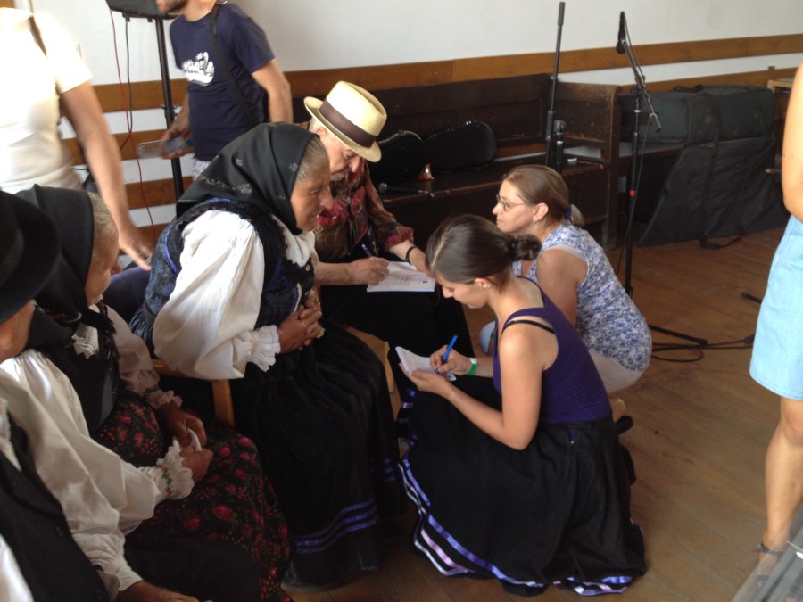 Mezőségi énekesek és Kallós Zoltán válaszúti tánctáborban. Válaszút, 2015.