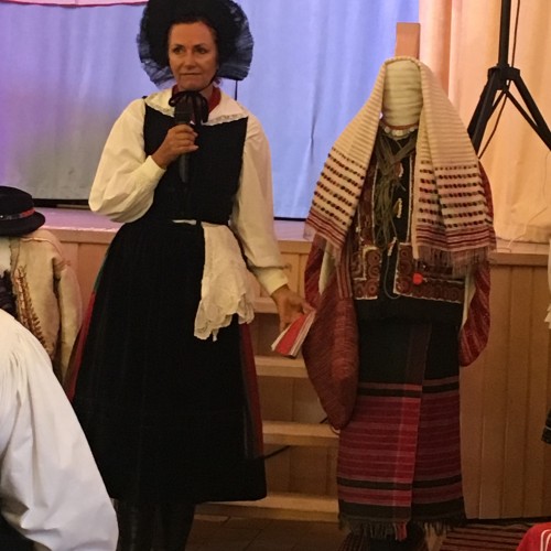 Néprajzi előadás. Kárpát-medencei viseletek. Kápolnás, 2016.
