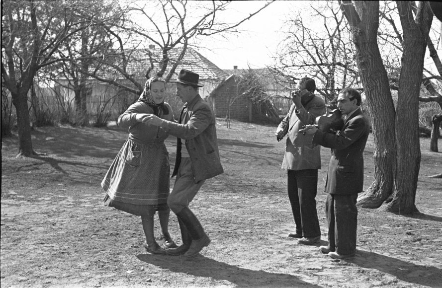 Csárdás. Tiszakanyár, 1956.