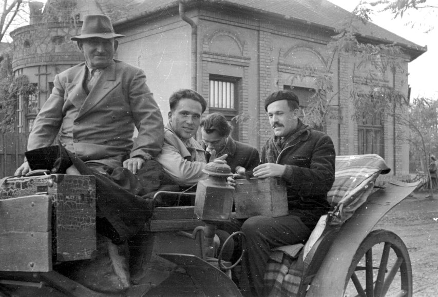 Kutatók a terepen. Nyírbátor, 1957.