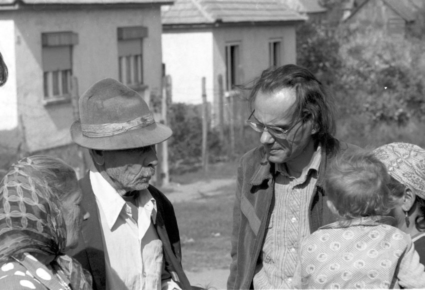 Martin György gyűjtés közben. Nyírcsaholy, 1983.