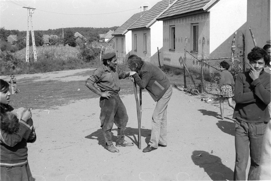 Martin György gyűjtés közben. Nyírcsaholy, 1983.